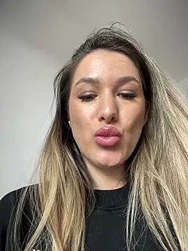 HotXMom online show from 02.25.25