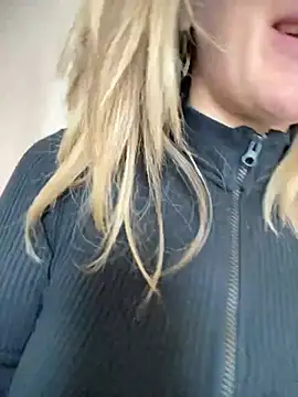 HotXMom online show from 03.04.25