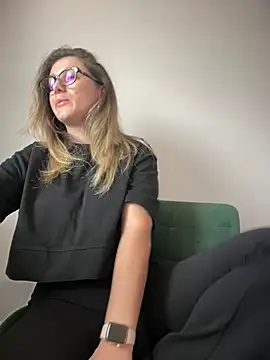 HotXMom online show from 03.12.25