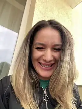 HotXMom online show from 03.13.25