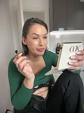 HotXMom online show from 03.19.25