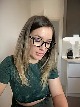 HotXMom online show from 03.20.25