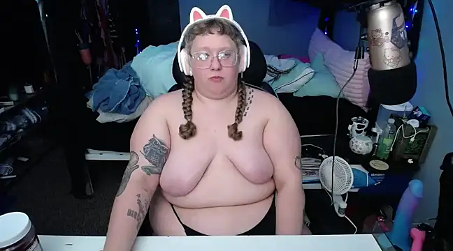 Snapshot of FatVeronica chatting on 02.12.25 FatVeronica online show from 02.12.25