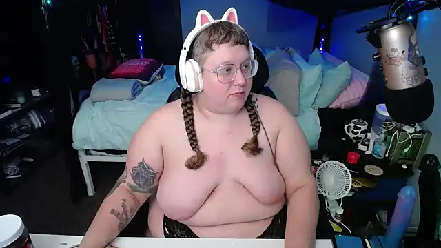 Snapshot of FatVeronica chatting on 02.16.25 FatVeronica online show from 02.16.25