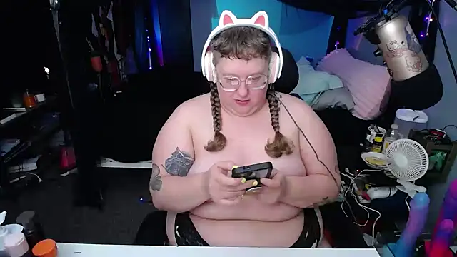 Snapshot of FatVeronica chatting on 02.28.25 FatVeronica online show from 02.28.25