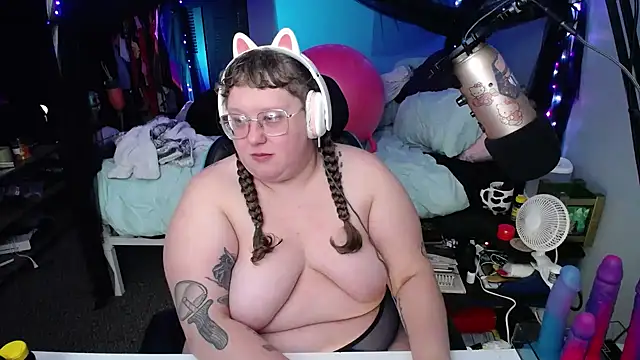 Snapshot of FatVeronica chatting on 03.12.25 FatVeronica online show from 03.12.25