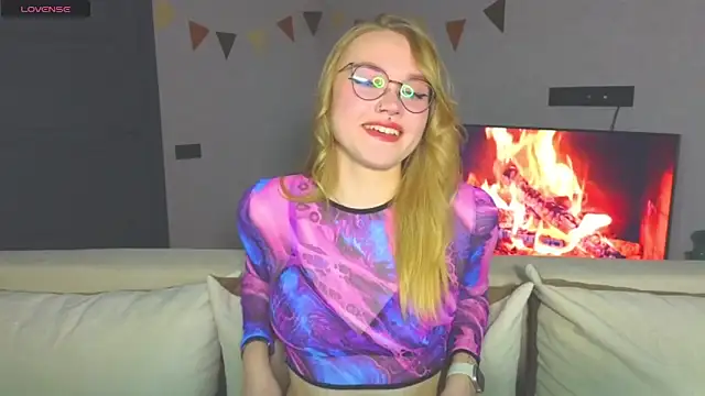 Snapshot of Aurora_Golden1 chatting on 12.02.24 Aurora Golden1 online show from 12.02.24