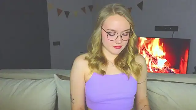 Snapshot of Aurora_Golden1 chatting on 12.09.24 Aurora Golden1 online show from 12.09.24