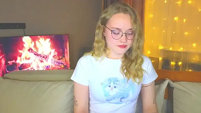 Snapshot of Aurora_Golden1 chatting on 12.12.24 Aurora Golden1 online show from 12.12.24