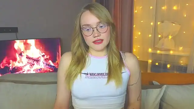 Snapshot of Aurora_Golden1 chatting on 12.21.24 Aurora Golden1 online show from 12.21.24