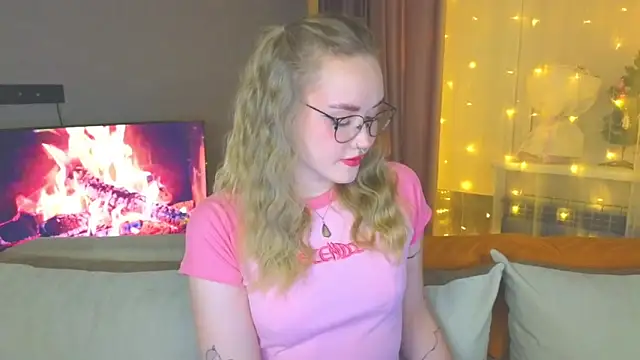 Snapshot of Aurora_Golden1 chatting on 12.24.24 Aurora Golden1 online show from 12.24.24