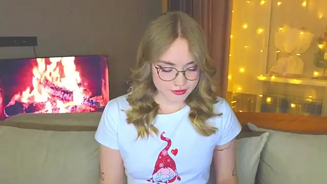 Snapshot of Aurora_Golden1 chatting on 12.26.24 Aurora Golden1 online show from 12.26.24