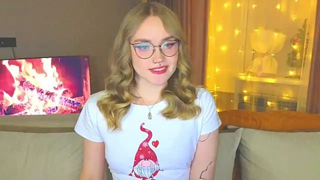 Snapshot of Aurora_Golden1 chatting on 12.26.24 Aurora Golden1 online show from 12.26.24