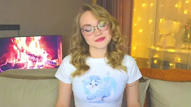 Snapshot of Aurora_Golden1 chatting on 12.28.24 Aurora Golden1 online show from 12.28.24