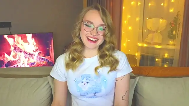 Snapshot of Aurora_Golden1 chatting on 12.28.24 Aurora Golden1 online show from 12.28.24