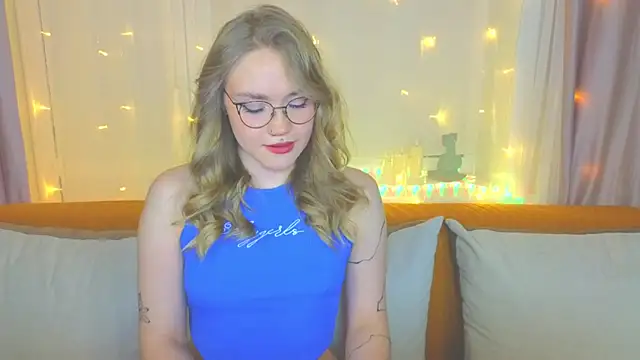 Snapshot of Aurora_Golden1 chatting on 02.09.25 Aurora Golden1 online show from 02.09.25