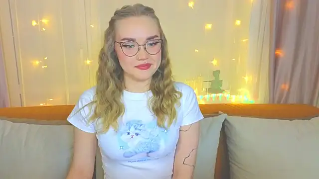 Snapshot of Aurora_Golden1 chatting on 02.11.25 Aurora Golden1 online show from 02.11.25