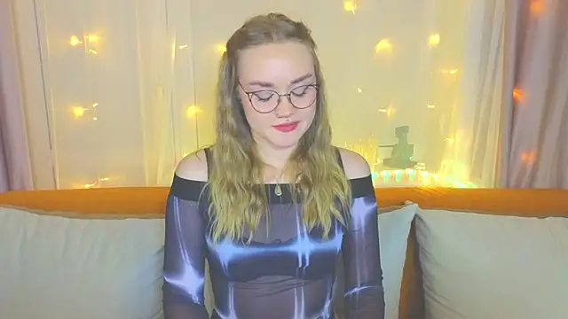 Snapshot of Aurora_Golden1 chatting on 02.12.25 Aurora Golden1 online show from 02.12.25