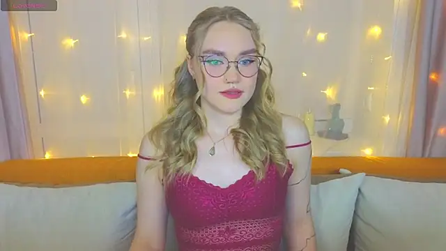 Snapshot of Aurora_Golden1 chatting on 03.04.25 Aurora Golden1 online show from 03.04.25