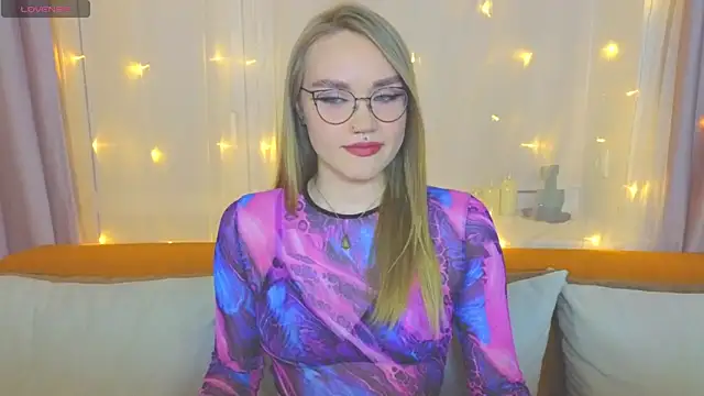 Snapshot of Aurora_Golden1 chatting on 03.06.25 Aurora Golden1 online show from 03.06.25