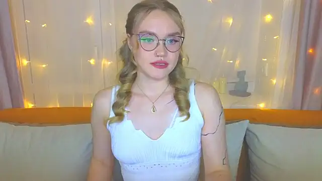 Snapshot of Aurora_Golden1 chatting on 03.16.25 Aurora Golden1 online show from 03.16.25