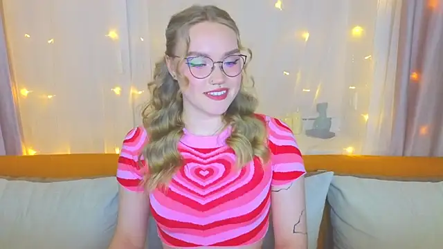 Snapshot of Aurora_Golden1 chatting on 03.18.25 Aurora Golden1 online show from 03.18.25