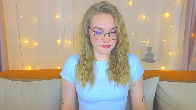 Snapshot of Aurora_Golden1 chatting on 03.21.25 Aurora Golden1 online show from 03.21.25