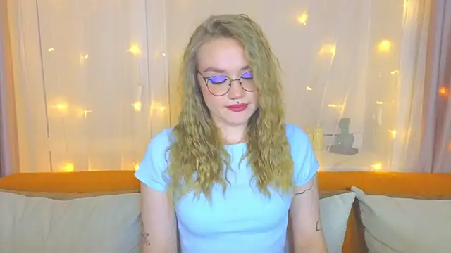 Snapshot of Aurora_Golden1 chatting on 03.21.25 Aurora Golden1 online show from 03.21.25