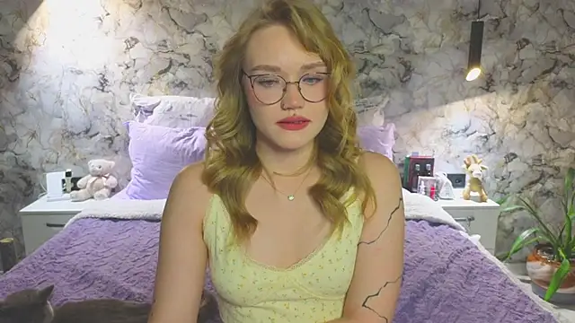 Snapshot of Aurora_Golden1 chatting on 10.18.25 Aurora Golden1 online show from 10.18.25