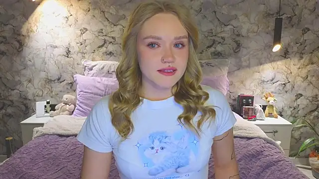 Snapshot of Aurora_Golden1 chatting on 10.19.25 Aurora Golden1 online show from 10.19.25