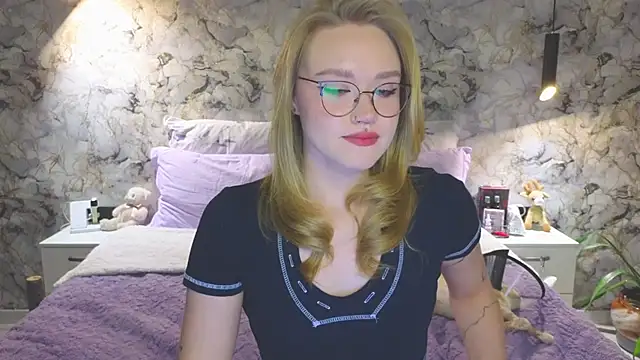 Snapshot of Aurora_Golden1 chatting on 10.20.25 Aurora Golden1 online show from 10.20.25