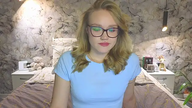 Snapshot of Aurora_Golden1 chatting on 10.27.25 Aurora Golden1 online show from 10.27.25