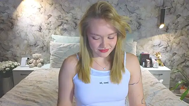 Snapshot of Aurora_Golden1 chatting on 11.15.25 Aurora Golden1 online show from 11.15.25