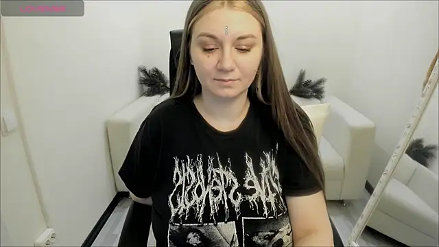 Snapshot of AlisaBacker chatting on 12.26.24 AlisaBacker online show from 12.26.24