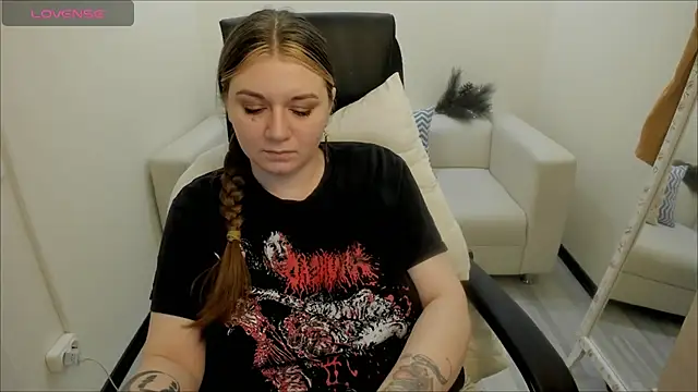 Snapshot of AlisaBacker chatting on 12.27.24 AlisaBacker online show from 12.27.24