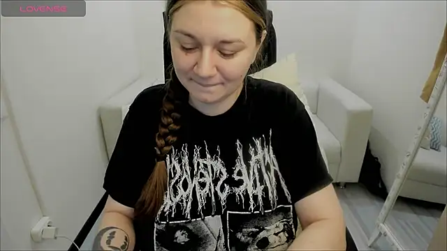 Snapshot of AlisaBacker chatting on 01.04.25 AlisaBacker online show from 01.04.25