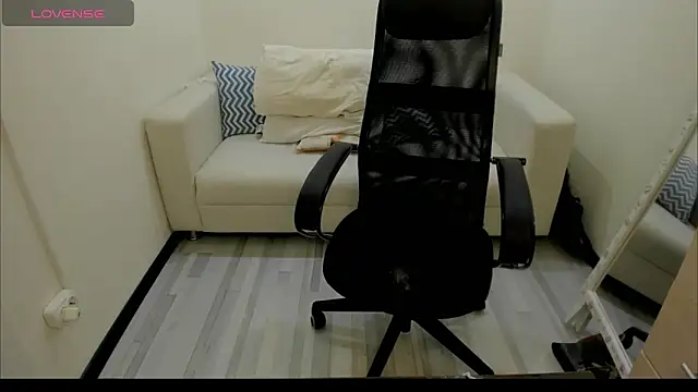 Snapshot of AlisaBacker chatting on 01.17.25 AlisaBacker online show from 01.17.25