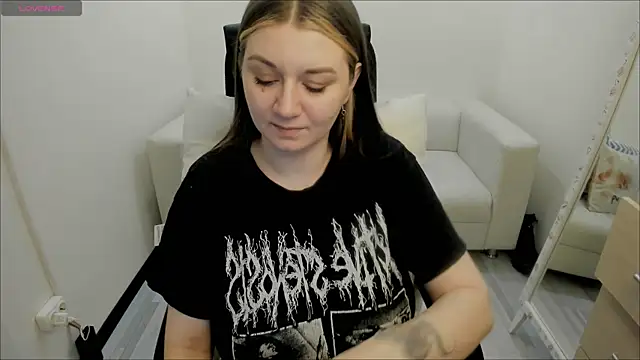 Snapshot of AlisaBacker chatting on 01.24.25 AlisaBacker online show from 01.24.25