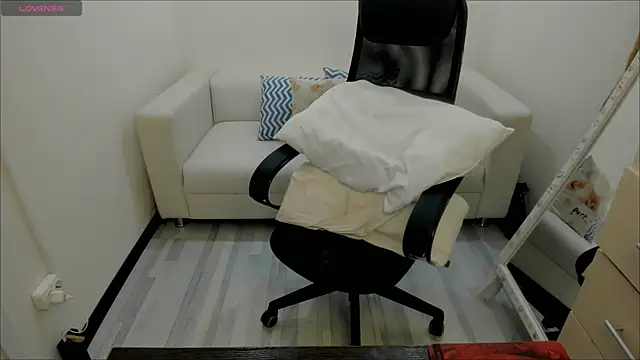 Snapshot of AlisaBacker chatting on 01.29.25 AlisaBacker online show from 01.29.25