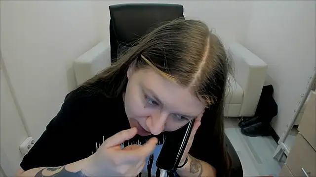 Snapshot of AlisaBacker chatting on 02.20.25 AlisaBacker online show from 02.20.25