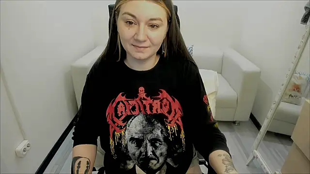 Snapshot of AlisaBacker chatting on 03.20.25 AlisaBacker online show from 03.20.25