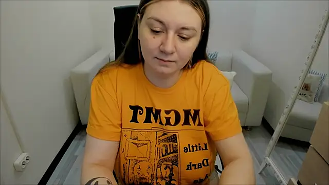 Snapshot of AlisaBacker chatting on 03.21.25 AlisaBacker online show from 03.21.25