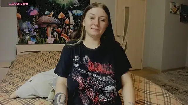 Snapshot of AlisaBacker chatting on 10.17.25 AlisaBacker online show from 10.17.25