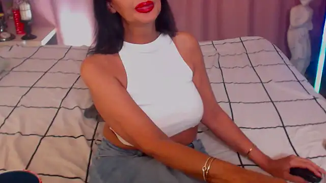 Snapshot of shannon4u chatting on 02.23.25 shannon4u online show from 02.23.25