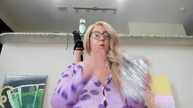 Snapshot of Paisleehaze chatting on 10.02.25 Paisleehaze online show from 10.02.25