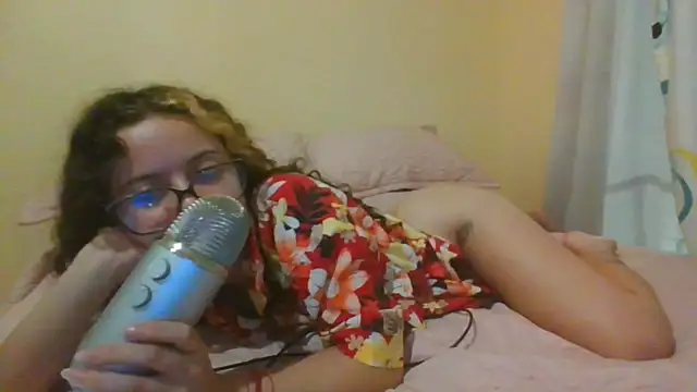 Snapshot of frikigyal chatting on 02.10.25 frikigyal online show from 02.10.25