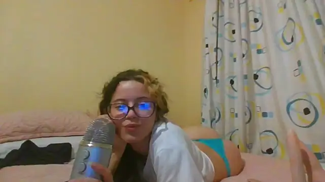 Snapshot of frikigyal chatting on 02.12.25 frikigyal online show from 02.12.25