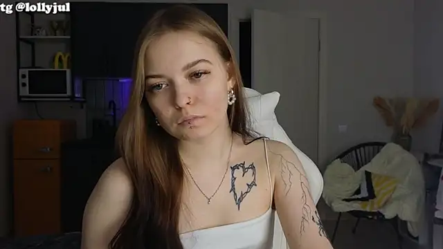 Snapshot of doll_lol_ chatting on 10.13.25 doll lol online show from 10.13.25