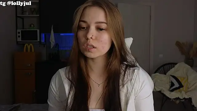 Snapshot of doll_lol_ chatting on 10.26.25 doll lol online show from 10.26.25