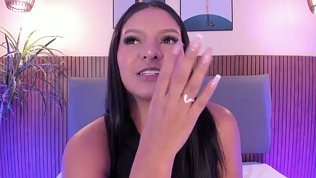 NicolleeEvanss online show from 11.17.25